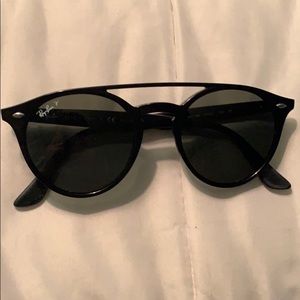 Round black Ray Bans